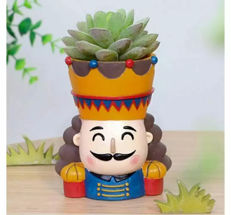 King planter uploaded by Mandora Creations on 8/7/2022