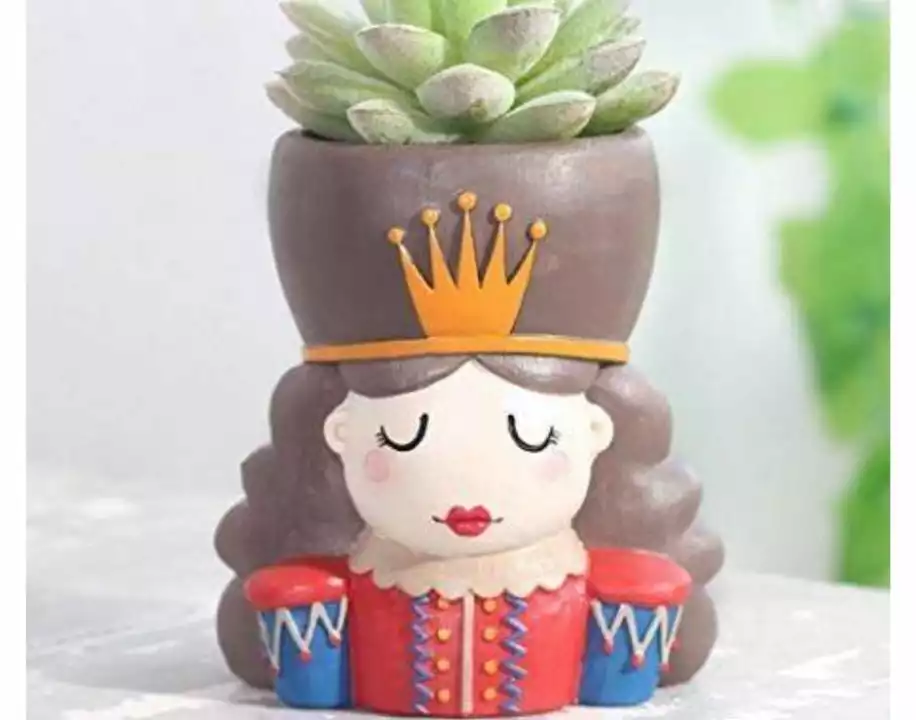 Queen planter  uploaded by Mandora Creations on 8/7/2022