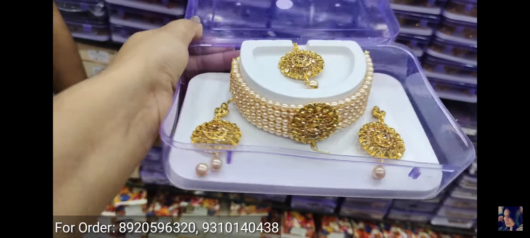 Post image Mujhe artificial jewellery  ke 11-50 pieces ₹₹1000 mein chahiye. Agar aapke pass ye available hai, toh kripya mujhe daam bhejiye.