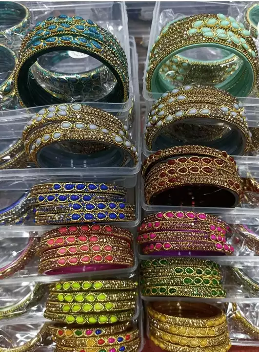 Post image Lac bangle based on glass ,a box contain 16 bangle with mix size 2-8,2-6,2-4