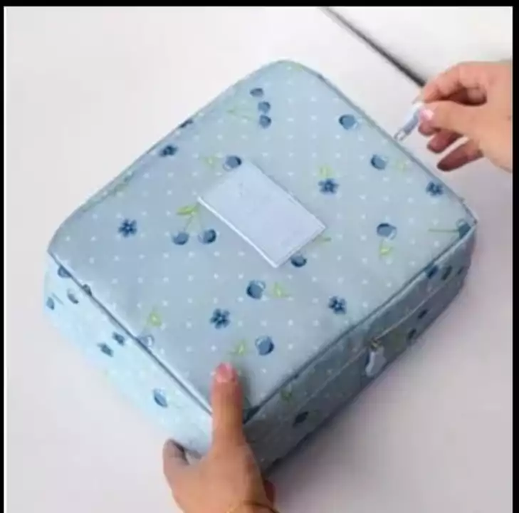 𝗧𝗿𝗮𝘃𝗲𝗹𝗶𝗻𝗴 𝗸𝗶𝘁 /𝗺𝗮𝗸𝗲𝘂𝗽 𝗸𝗶𝘁 uploaded by T&I bags  on 8/17/2022