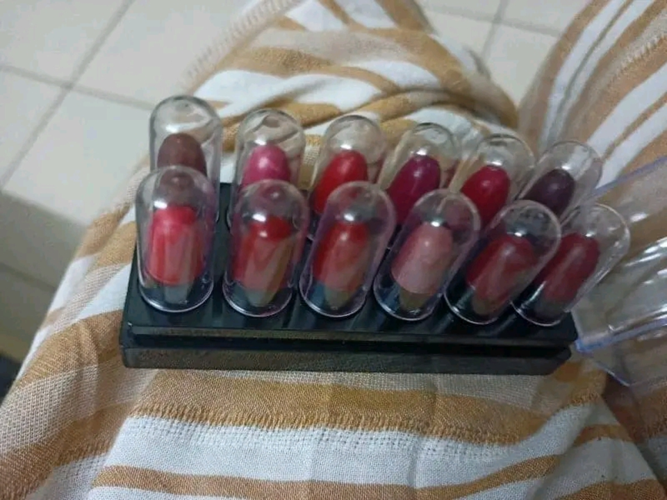 Post image I want 11-50 pieces of Mini lipstick container  at a total order value of 1000. Please send me price if you have this available.