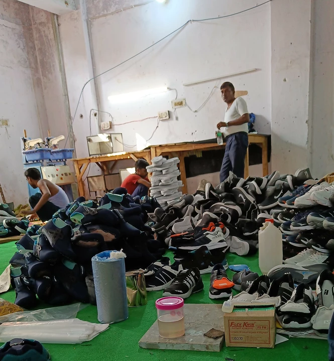 Factory Store Images of LAND TRACK FOOTWEAR