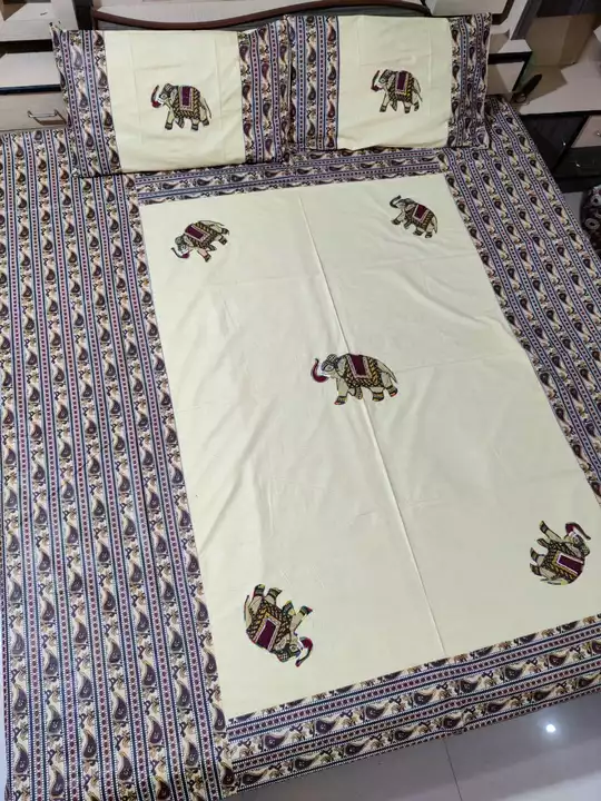 ☘️🍁traditional printed double bedsheets  
King size 90×108,
2, pillow
Weight 1,200 kg 
💯% cotton
 uploaded by Lookielooks on 9/17/2022