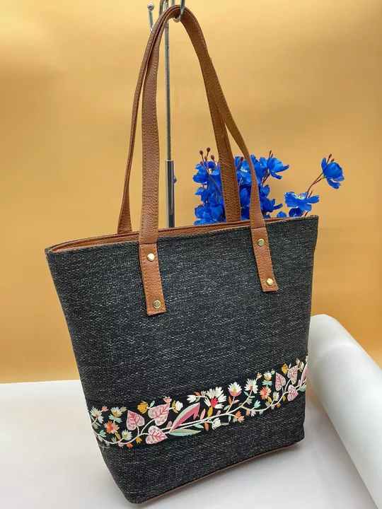Post image *👛 PREMIUM COLLECTION🔥* 

 *👜 JUTE TOTE BAG 👜*

➡️Bag contains 2 main compartments/One Inside zip pocket and One backside zip pocket

➡️Size About:- 15×12
➡️Base Size:- 4 inch

➡️Perfectly designed for daily use 

➡️ Can carry your essentials easily and can paired with any western and traditional outfit

➡️ Specially designed for marriage ceremonies and other different ocassions♥️

➡️Stylish Lace embroidery to make the tote bag look more attractive 🔥

➡️7 elegant colors🌈 available 

➡️100% Superior quality💯

➡️Made in India 🇮🇳

➡️Limited stock available Grab yours fast

 *BEST PRICE*