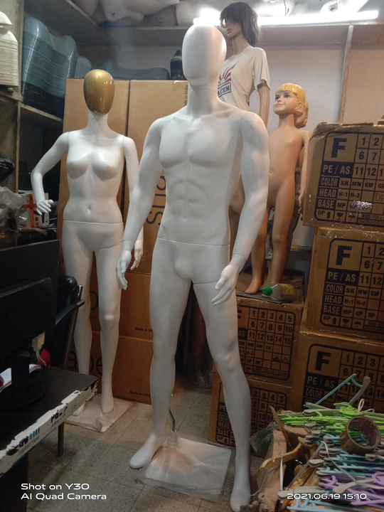 Warehouse Store Images of MANNEQUINS CENTER