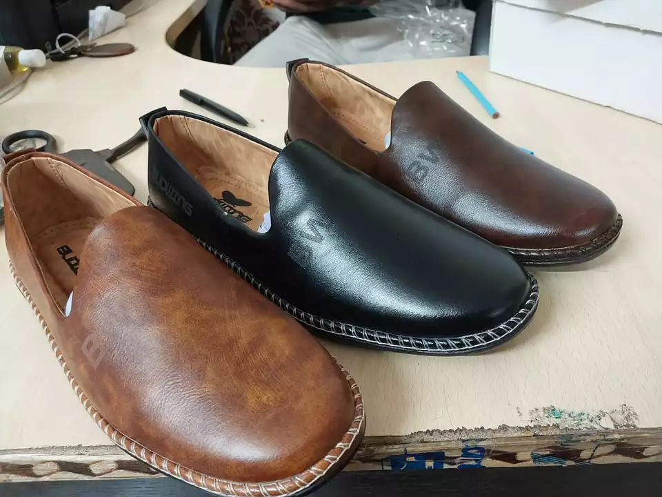 Mens loafer fresh 600 pair ready in 1 time rate 180 rs only uploaded by business on 9/27/2022