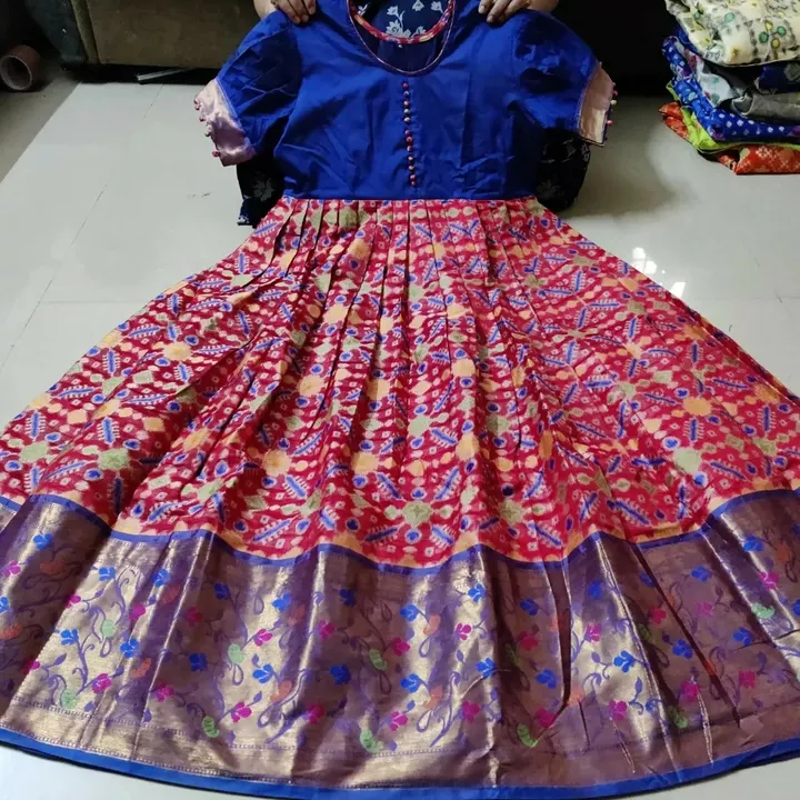 Post image 👗👗👭👭 😍😍


 *banaras katari With beautiful big kanchi border alover thread weaving &amp; ethinic silk combination*

*All over  thread weaving desgin*

*Ethenic silk  with full lining*
*puff hands*

👉 *M.    38* 
👉 *L.      40* 
👉 *XL.     42* 
👉 *XXL     44* 

👉 *Length* *53-54* 

 *1590+SHIP* 




 

 *NOTE : HAND STOCK.
READY TO DISPATCH✈️✈️