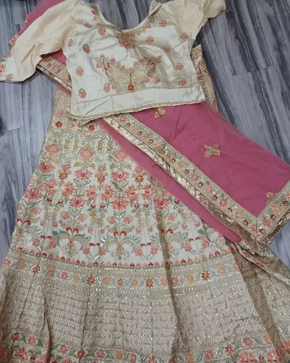 Post image I want 3 pieces of Lehnga choli dupatta at a total order value of 5000. Please send me price if you have this available.