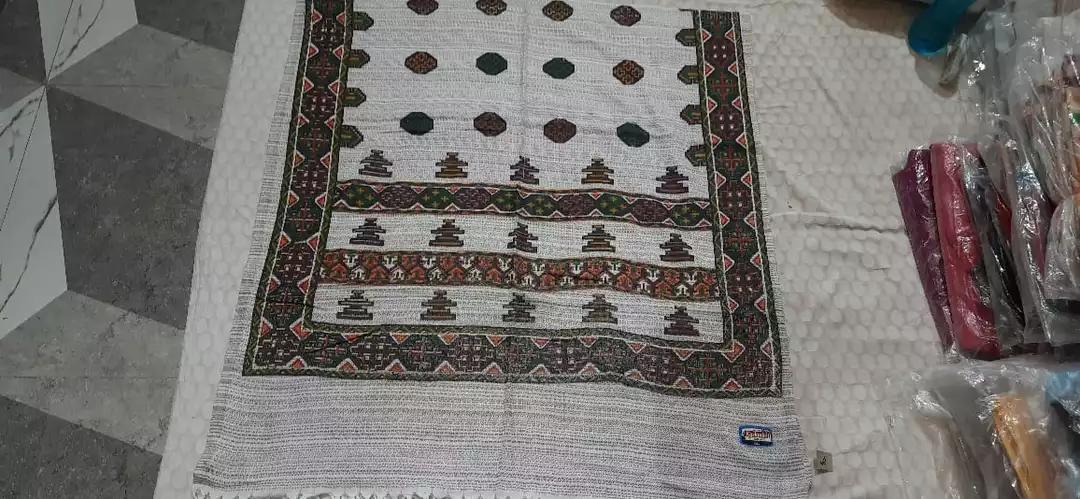 Product image of Shawl, price: Rs. 215, ID: shawl-e3333472