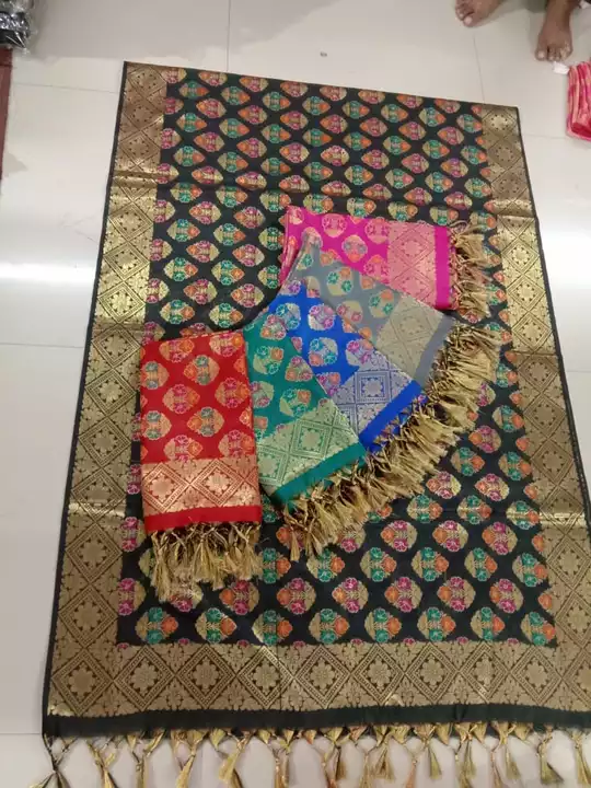 Product image of Banarasi haindloom pure katan silk duptta, price: Rs. 950, ID: banarasi-haindloom-pure-katan-silk-duptta-ed3a1718