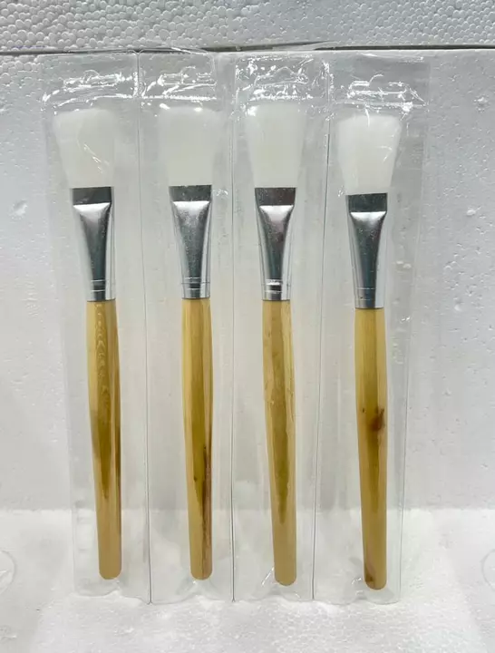 Pack brush available 2size uploaded by Cosmetics and skin care products wholesaler on 11/24/2022