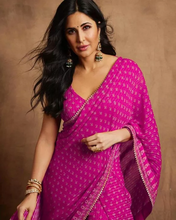 Post image 🍁 *katrina Kaif Saree Launch*🍁

*Fabric* - pure Georgette with Crochet  *2mm* Sequence Work 
 
*Work* - Digital Print

*Saree length* - 6.30 with digital blouse

*Blouse* -   pure Georgette with Crochet  *2mm* Sequence Work 

*Price* - 699/-