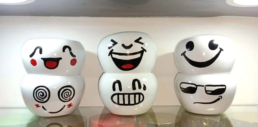 Smiley Emoji Planters set of 6, Dia 4" uploaded by business on 11/30/2022