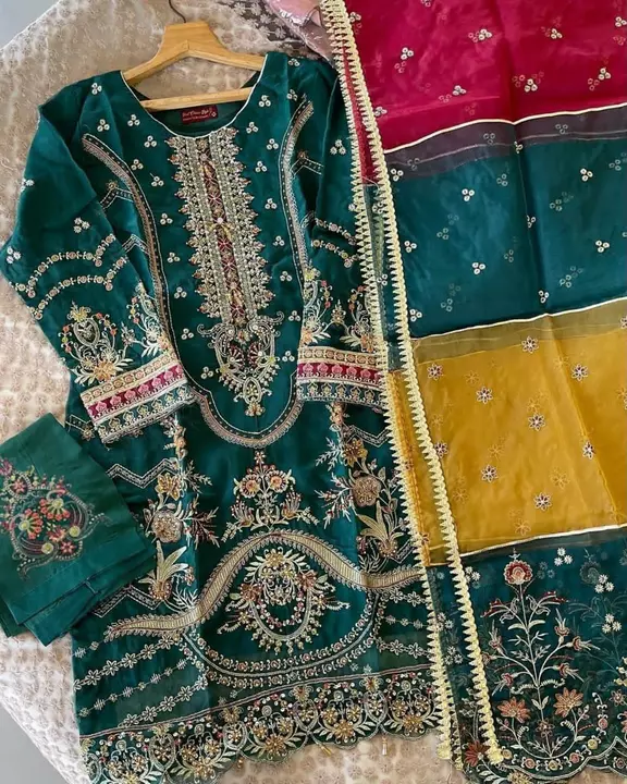 Post image READY STOCK BOOK NOW 
*🌹🌹HUSNARA ORGANZA HAMDWORK EMBROIDERED COLLECTION ORGANZA HANDWORK EMBROIDERED SHIRT BACK AND SLEEVS WITH ORGANZA EMBROIDERED DUPATTA AND RAW SILK EMBROIDERED TROUSER*
*💸PRICE NOW 3800/-*Areb👉SIZE LARGE ONLY 42inch 
👆
