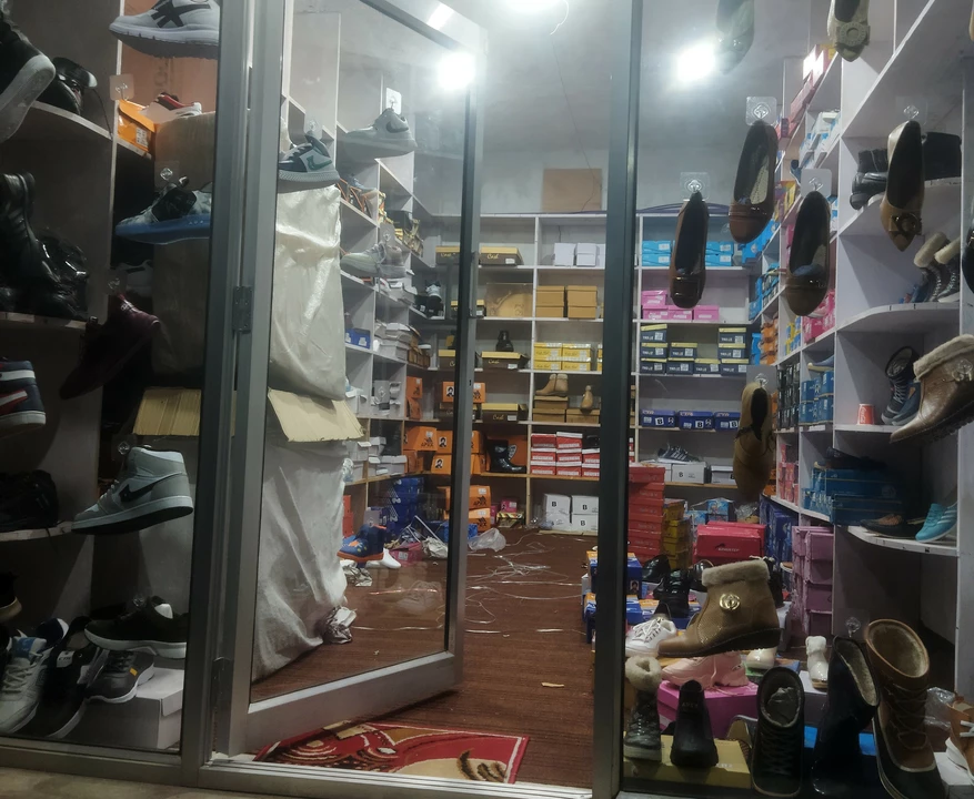 Factory Store Images of Saga Shoes