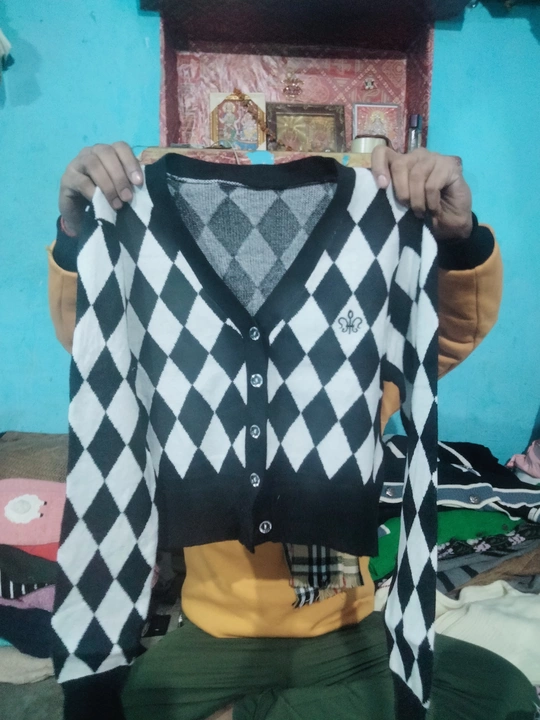 Cordigan and swetar uploaded by Cloth 198 sarojini Nagar delhi on 12/12/2022