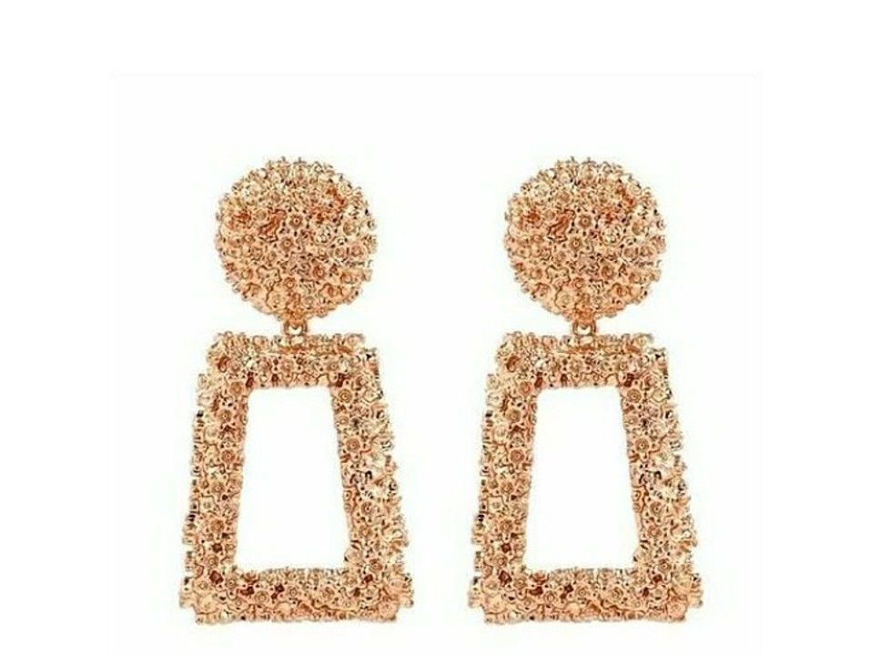 Post image Elegant Alloy Women's Earring
Material: Alloy 
Size: Free Size 
Description: It Has 1 Piece of Women's Earring
Work:  Embellished
Country of Origin: India