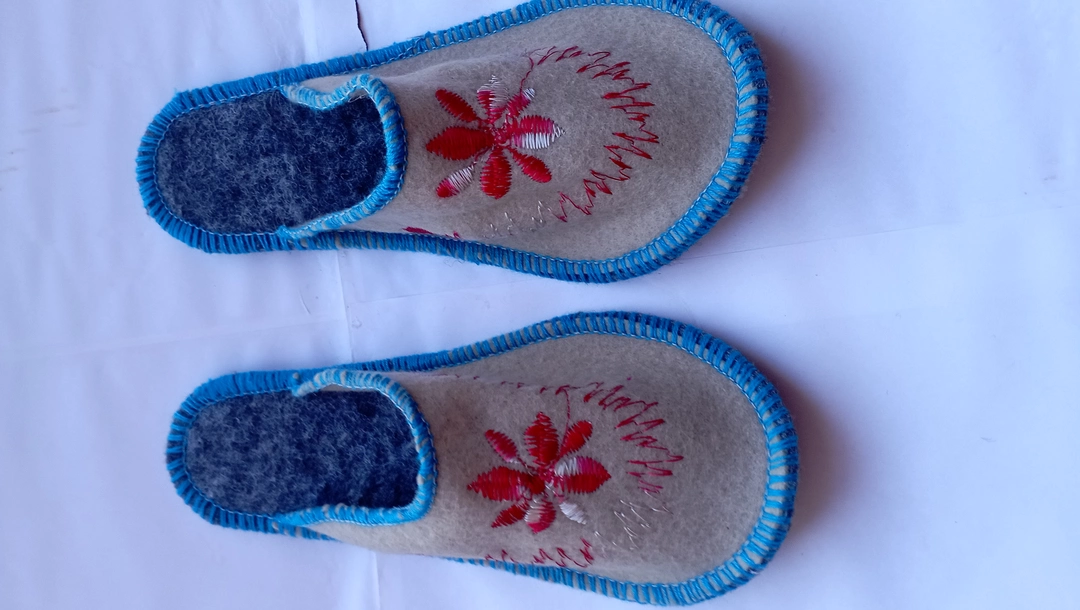 Kapde ki jooti home users 30 rs pcs minimum quantity 10 pcs uploaded by Shivhare footwear 👟 on 1/10/2023