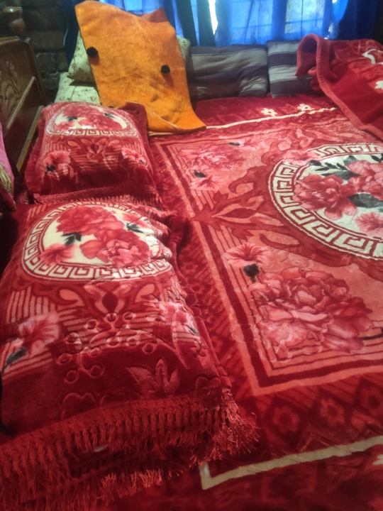 Post image I want to buy 100 pieces of Woolen blanket #kambal . Please send price and products.