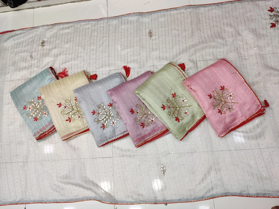 Post image Fabric- OrganzaTissue 

Work- KhatliWork Work Samosha less With Latkan

Length- 6.10 Meters With Banglori Blouse

Packing- Chain Beg

piece- 6

Brand-Umapati®