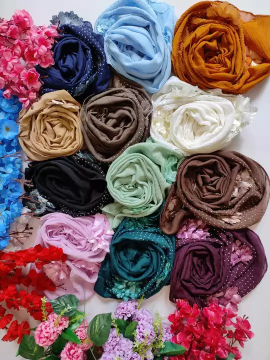 Linen cotton hijab uploaded by Zainab_hijab_official  on 1/19/2023
