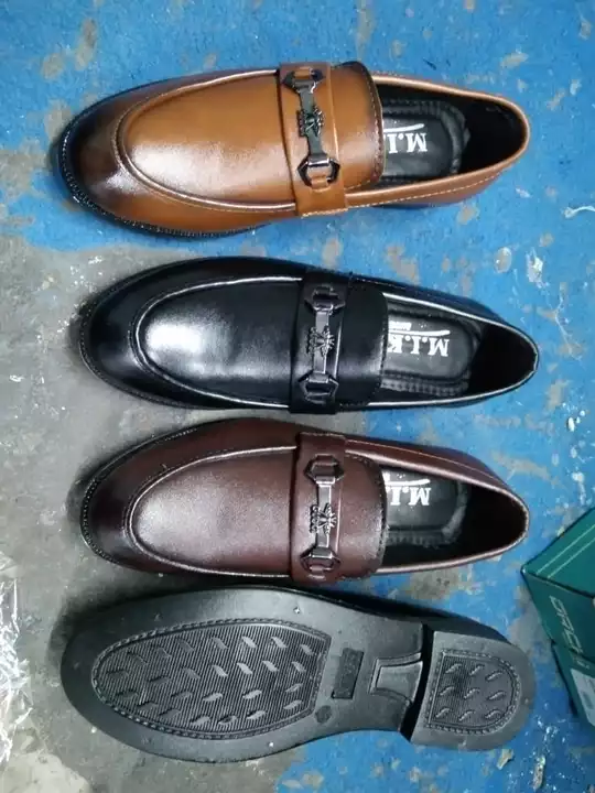 Post image Branded loafer. 
Best quality cheap price. 
Message me :- 7620554302