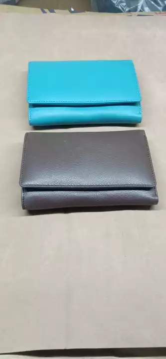 Post image Ledis clutches on cow leather NDM/Nappa../mild 
Any one interested please contact me on whatsapp 91 8808852527