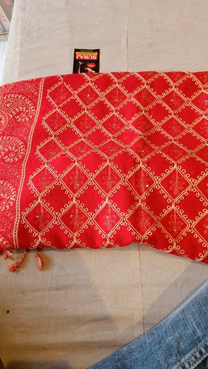 Kashmiri shawl uploaded by Hunka Collection  on 1/31/2023