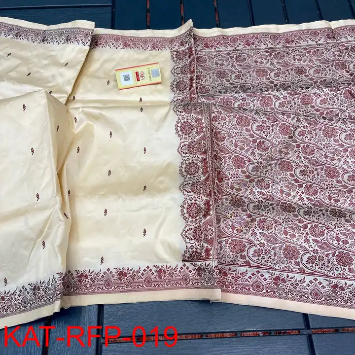 Post image Banarasee pure Handloom katan silk 

Weaved with resham bootis with creamish gold zari 

Central government silk mark certified saree

Saree colour same as picture#no camera affects

Pallu fully weaved 

Book Fast