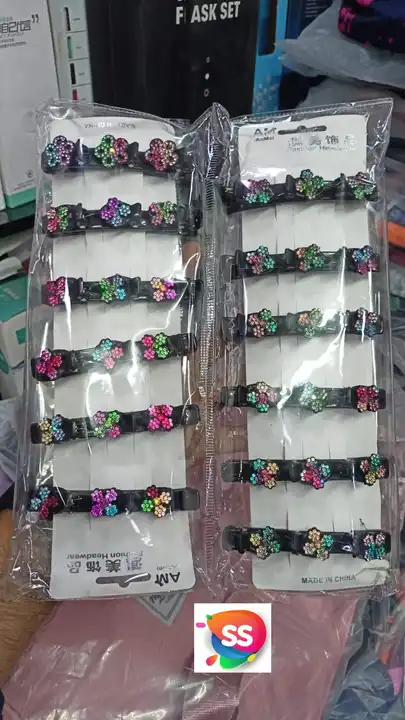 Post image I want 50+ pieces of Others at a total order value of 10000. I am looking for Muje ye 3 clip hair pin chahiye 
200 pice 8000004365 WhatsApp me. Please send me price if you have this available.