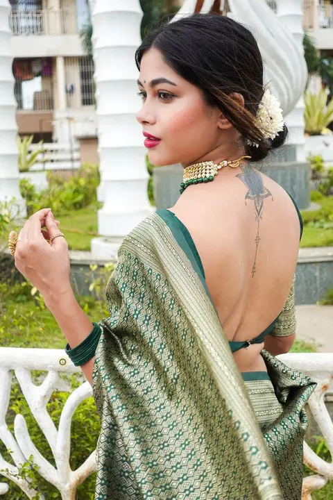 Banarsi silk saree with unstitch blouse piece 💚 uploaded by Dhananjay Creations Pvt Ltd. on 2/18/2023