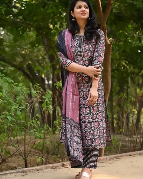 *Look absolutely bful in our new pure cotton kurta with pant paired with mulmul Dupatta*💃💃

*Wrok  uploaded by Saturn Fort Wears on 2/24/2023