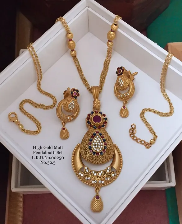 Jewellery set with chain uploaded by Berlin india on 5/22/2024