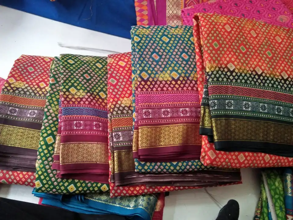 Designer dupatta Resham border
Slub Synthetic cloth 
2.5 to 2.75 meter cut
Rate: 50/_ uploaded by Ridhi Sidhi Creation 9512733183 on 3/11/2023