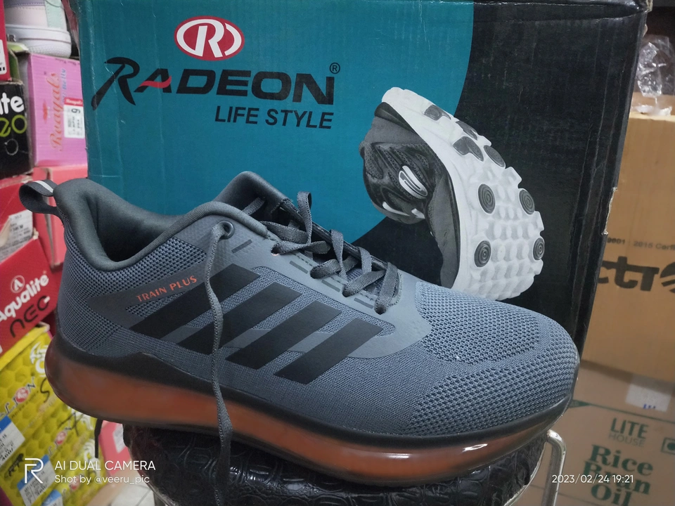 Readeon sports 8 and 9 size available  uploaded by business on 3/13/2023