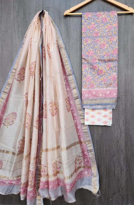 Post image *🍁Exclusive collection of handblock printed maheshwari silk suits*

Details-👇🏻
2.5meter top
2.5meter Dupatta 
2.5meter bottom(cotton)

Price - 1600/-