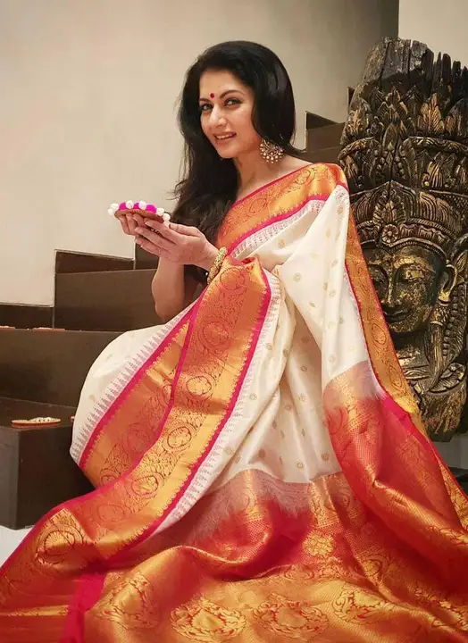 New Traditional Lichi Silk Bridal Wear Banarsi Designer Saree

 uploaded by Ashokawholesellarfashionstore on 3/17/2023