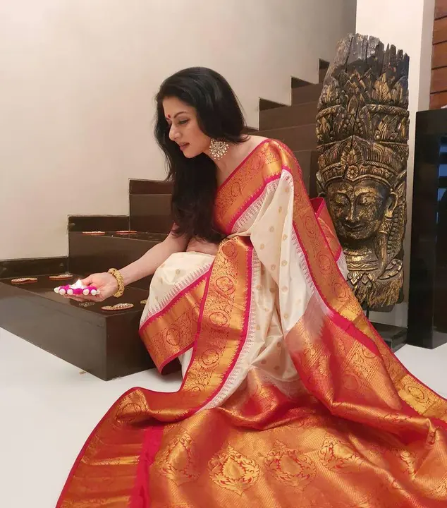New Traditional Lichi Silk Bridal Wear Banarsi Designer Saree

 uploaded by Ashokawholesellarfashionstore on 3/17/2023