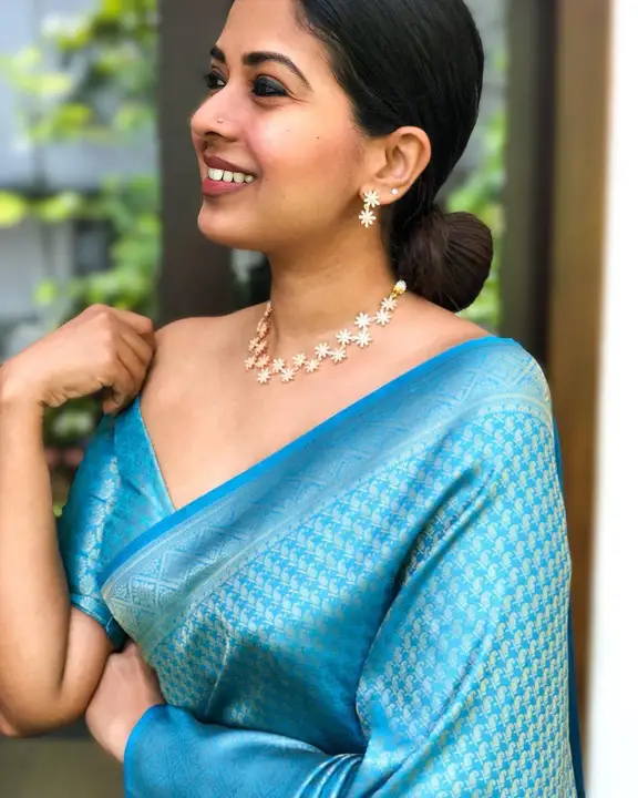 Blue New Traditional Lichi Silk Bridal Wear Banarsi Designer Saree

 uploaded by Ashokawholesellarfashionstore on 3/17/2023