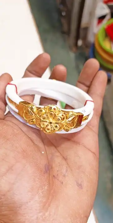 Post image I want 1 pieces of Jewelry at a total order value of 2200. I am looking for Name : Sankha
Quantity : 2 pieces (1 pair) 
Delivery : all India. Please send me price if you have this available.