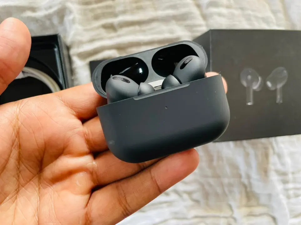 Post image 💣💣 AIRPODS PRO BLACK GENUINE MASTER COPY IN STOCK 💣💣
 Apple Airpod Pro with Popup window, And Name change 

🔥Calling features working 
🔥Both side sensors working 
🔥 Single tap pause and play music 
🔥music control on tap (Right)
🔥siri working on tap (Left)
🔥Sound pure bass performance
🔥High quality sound

Package includes: 
▪️Pair of black airpods pro with case and black brand box
▪️charging cable
▪️Manual