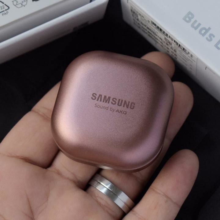 Samsung Galaxy buds liv uploaded by Liya Na on 2/28/2021