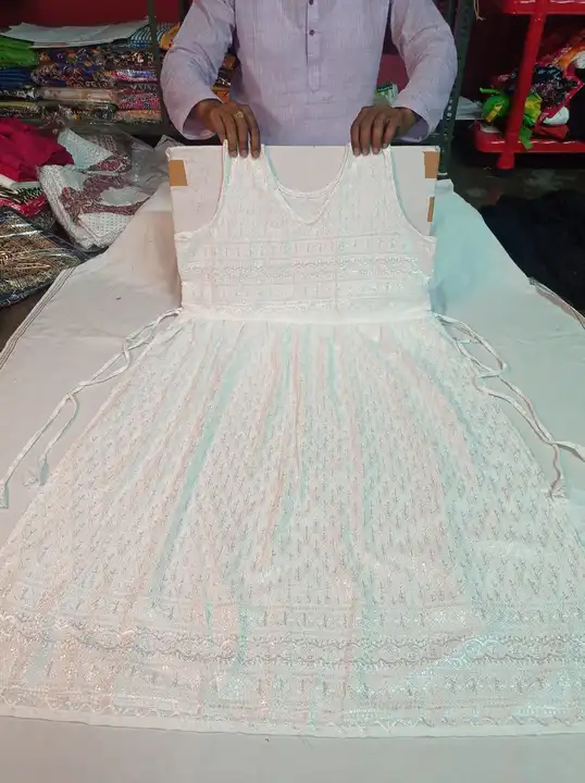 Post image I want 1-10 pieces of Kurti at a total order value of 500. I am looking for I want 3 piece of this kurti xXL size same White color 
Urgent. Please send me price if you have this available.