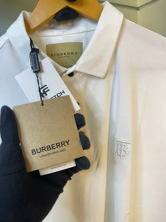 *TURKISH QUALITY*


*Burberry logo embossed premium whitr T-shirt*😍🔥


*BRAND:-   Burberry*
 uploaded by Deluxe Digi  on 4/4/2023