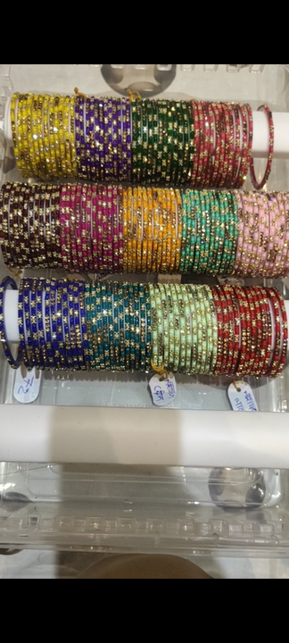 Post image मैं Glass bangles  के 300 पीस खरीदना चाहता हूं। मेरा ऑर्डर मूल्य ₹10000 है। कृपया कीमत और प्रोडक्ट भेजें।