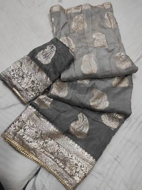 Super new design launch👉👉pure rasien banrshi dola silk fabric👉banrshi zari border👉banrshi. Havey uploaded by Gotapatti manufacturer on 4/23/2023