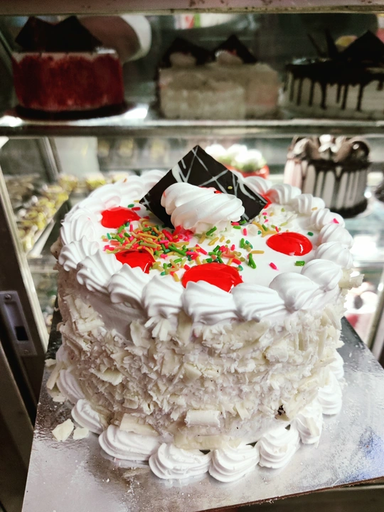white vanillaCake uploaded by Cake shop on 5/1/2023