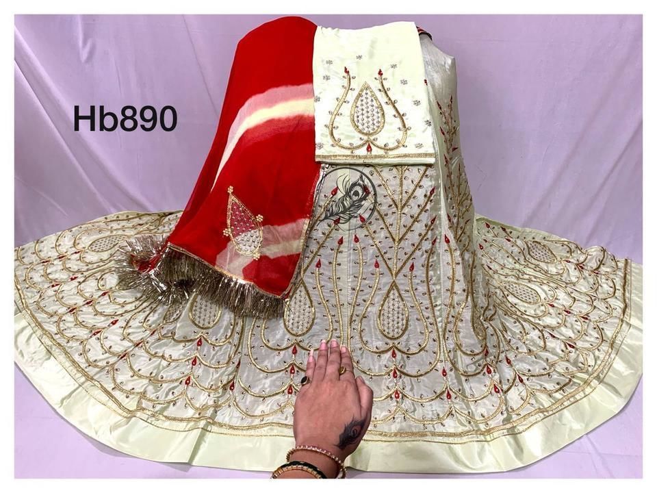 Beautiful crep silk material with hamrai pure odhna . uploaded by business on 3/8/2021