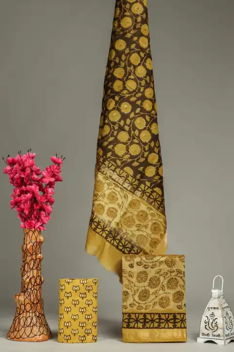 Exclusive New Hand block printed Maheshwari Silk zari border Suits Pieces👌👌

Top nd dupttas Mahesh uploaded by Srhi Goga Ji Maharaj hand black print on 5/10/2023